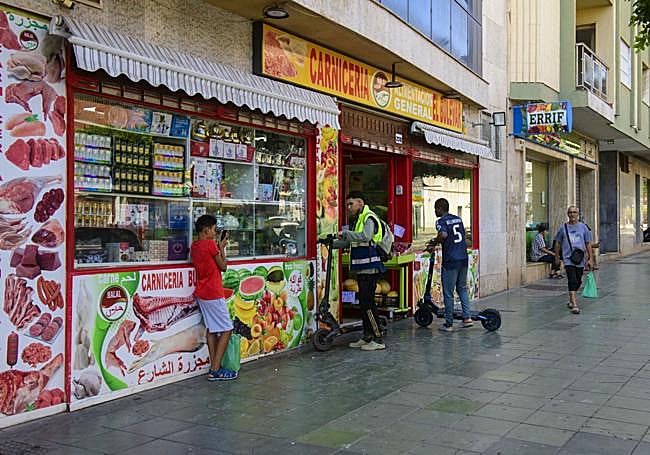 Vecinos de El Ejido, frente a una de las carnicerías 'halal' de la céntrica avenida Bulevar.