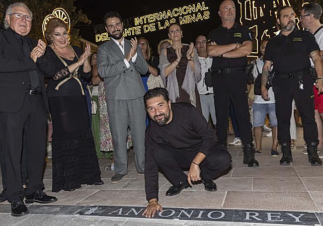 El guitarrista flamenco Antonio Rey posa tras descubrir una placa conmemorativa con su nombre en la avenida del Flamenco de La Unión.