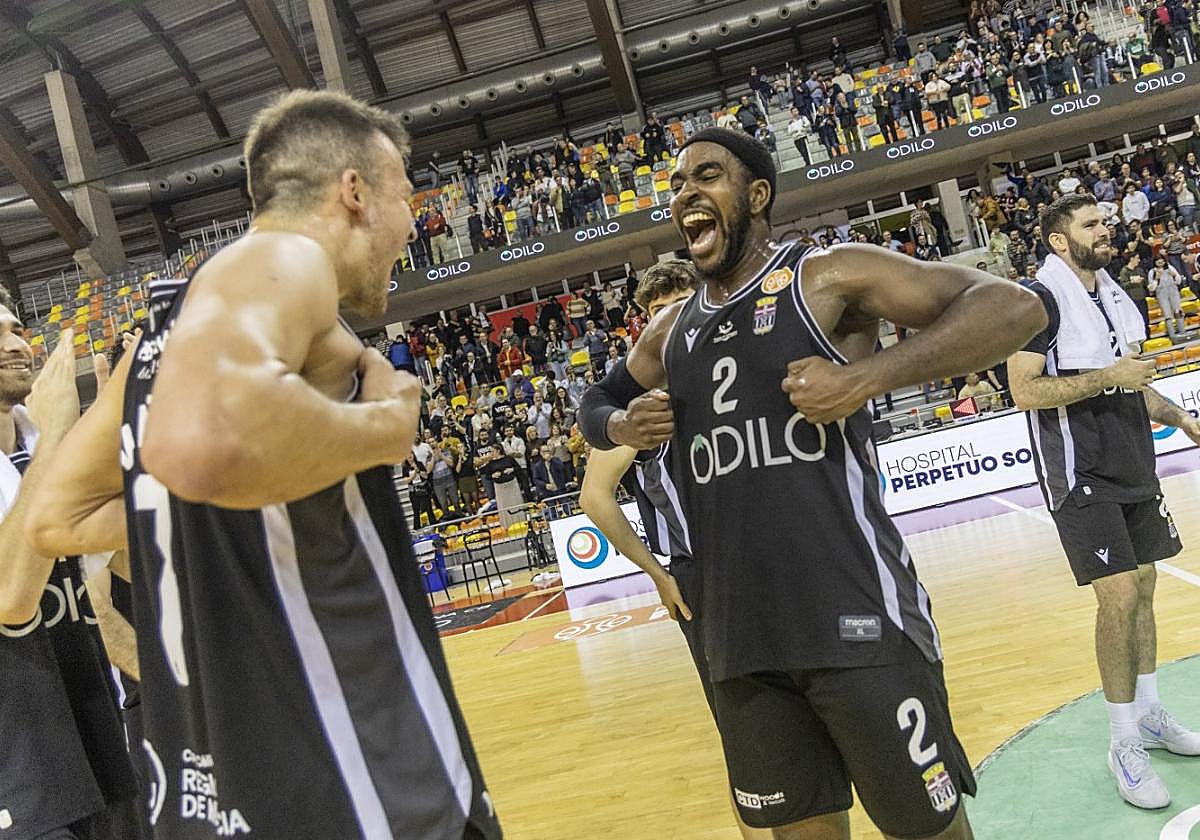 El albinegro Sediq Garuba celebra la victoria ante el Guipúzcoa la pasada temporada.