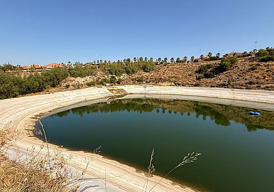 La balsa que hay al lado del campo de golf de Altorreal, ayer.