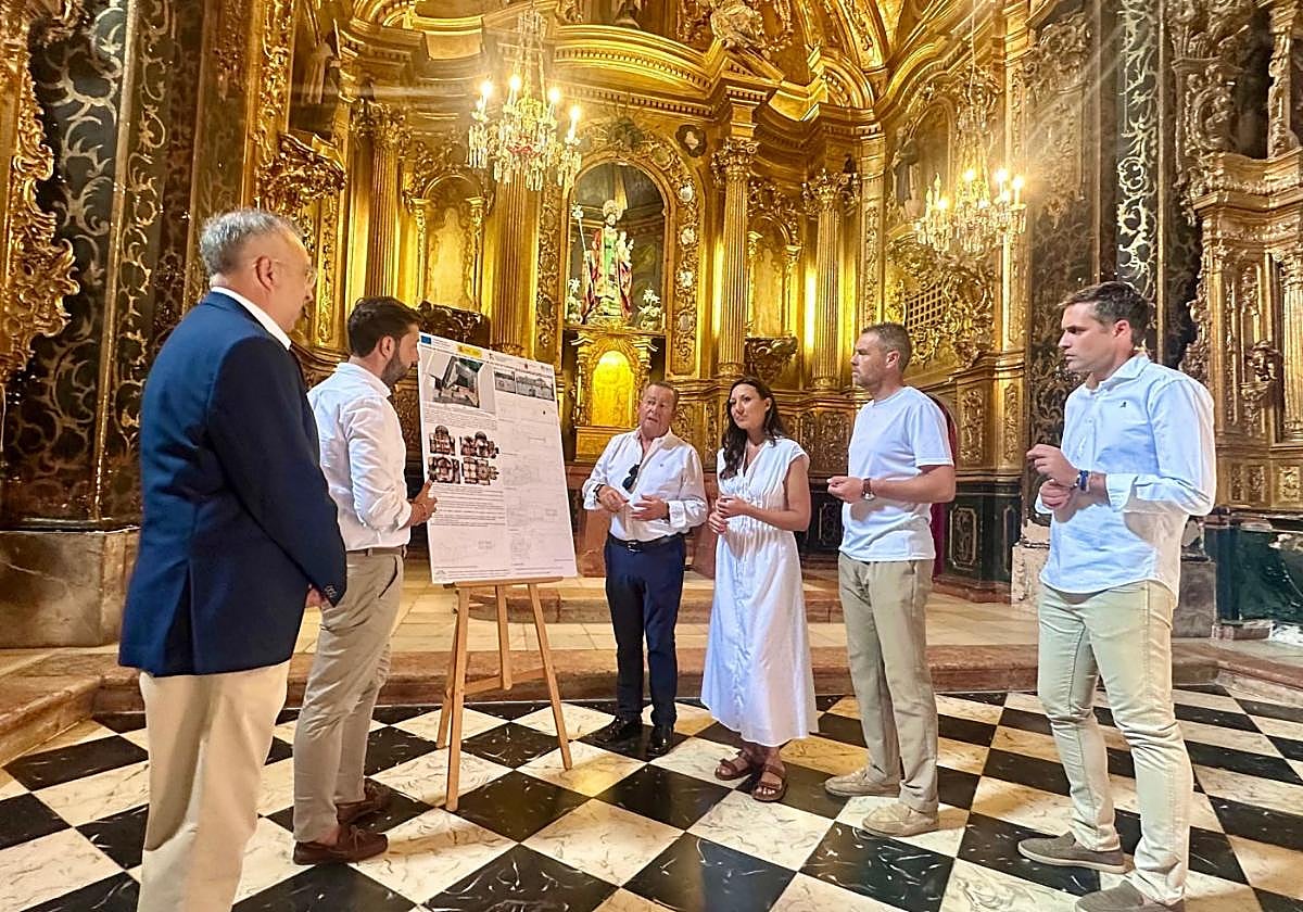 Autoridades locales y regionales, este viernes, en el interior del convento.