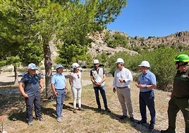 Autoridades y técnicos, durante la visita realizada este viernes.