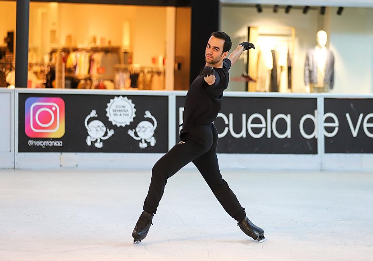 Exhibición en el hielo. El pentacampeón de España en patinaje artístico, Tomás Guarino, posa en la pista del Thader.