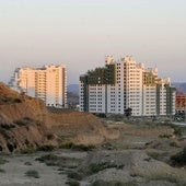 Los dos grandes bloques de edificios frente al estadio Enrique Roca de Murcia, en una imagen de archivo.