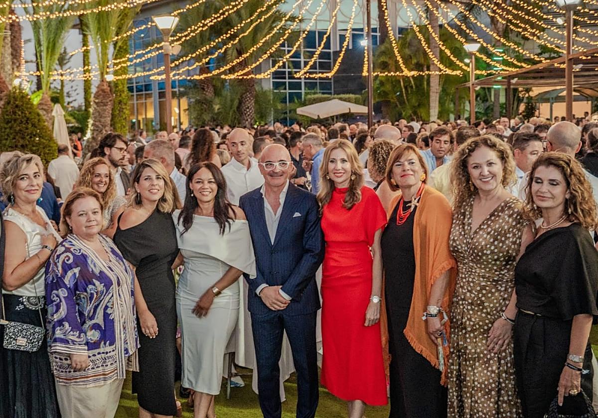 Nieves Martínez, Ana Correa, la alcaldesa Noelia Arroyo, Amanda Aquino, Salvador Bernal (presidente de Talasur), Marisa López (consejera de Empleo y Empresa), Nuria Castillo, Carmen Muñoz y Reyes Samper, en un momento del evento.