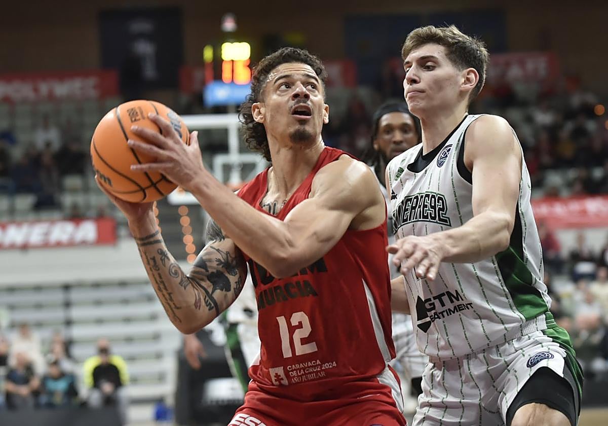 Jonah Radebaugh, en acción ante Roko Prkacin, del Nanterre francés, esta pasada temporada.