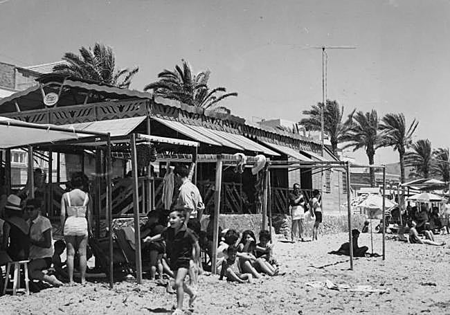 Mazarrón. Bañistas en un chiringuito de la playa en Puerto de Mazarrón (c. 1970).