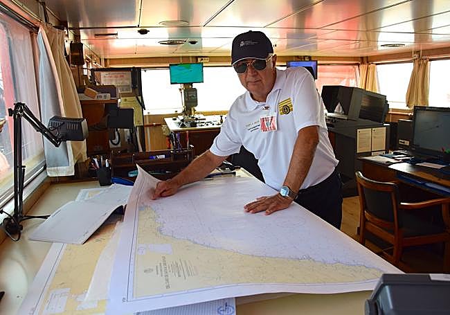 El capitán marítimo de Cartagena, Óscar Villas, señala en el mapa el punto exacto del rescate programado.