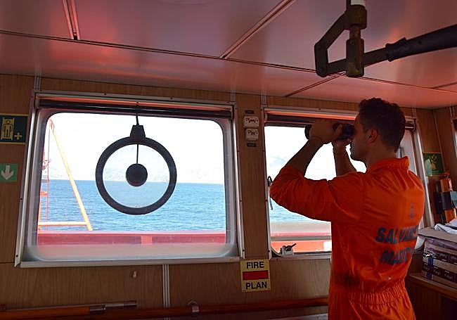 El segundo oficial de Puente, Mikel Abeal Inchaurrondo, inspecciona el horizonte a la proa del buque.
