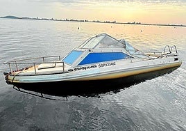 Barco de recreo que se encuentra a la deriva en las aguas del Mar Menor a la altura de Los Alcázares.