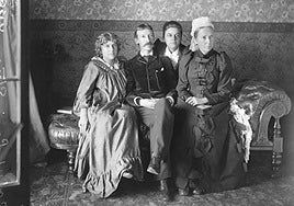 Robert Louis Stevenson, en 1893, con su madre, su mujer y su cuñada.