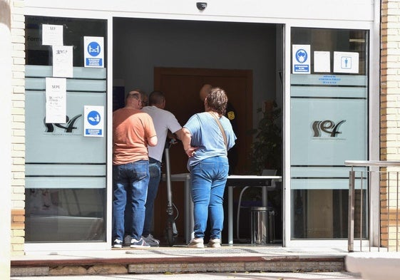 Desempleados esperan su turno en una oficina del SEF en Murcia, en una imagen de archivo.