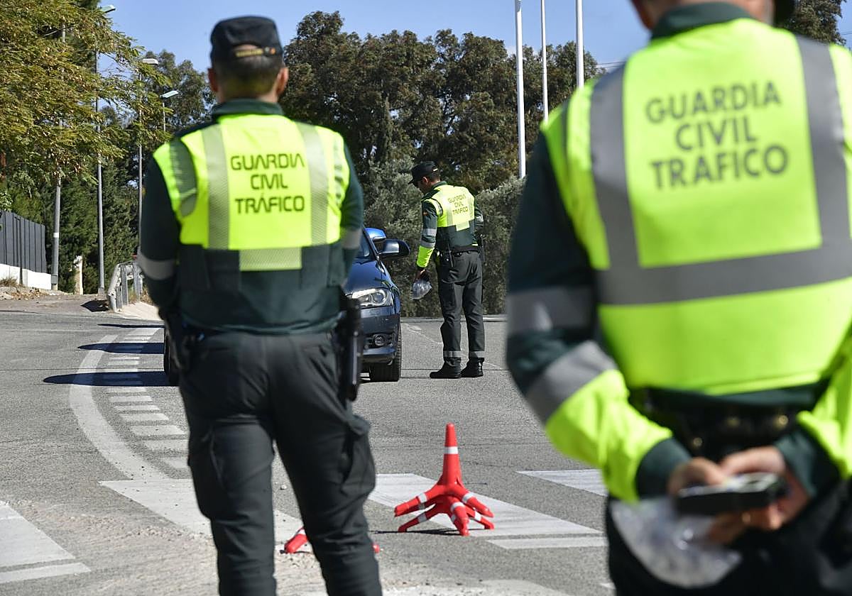 Agentes de la Guardia Civil de Tráfico, durante un control rutinario.