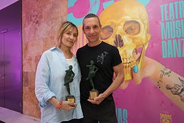 Nathalie Poza y Pablo Derqui, este domingo, con los premios del festival.