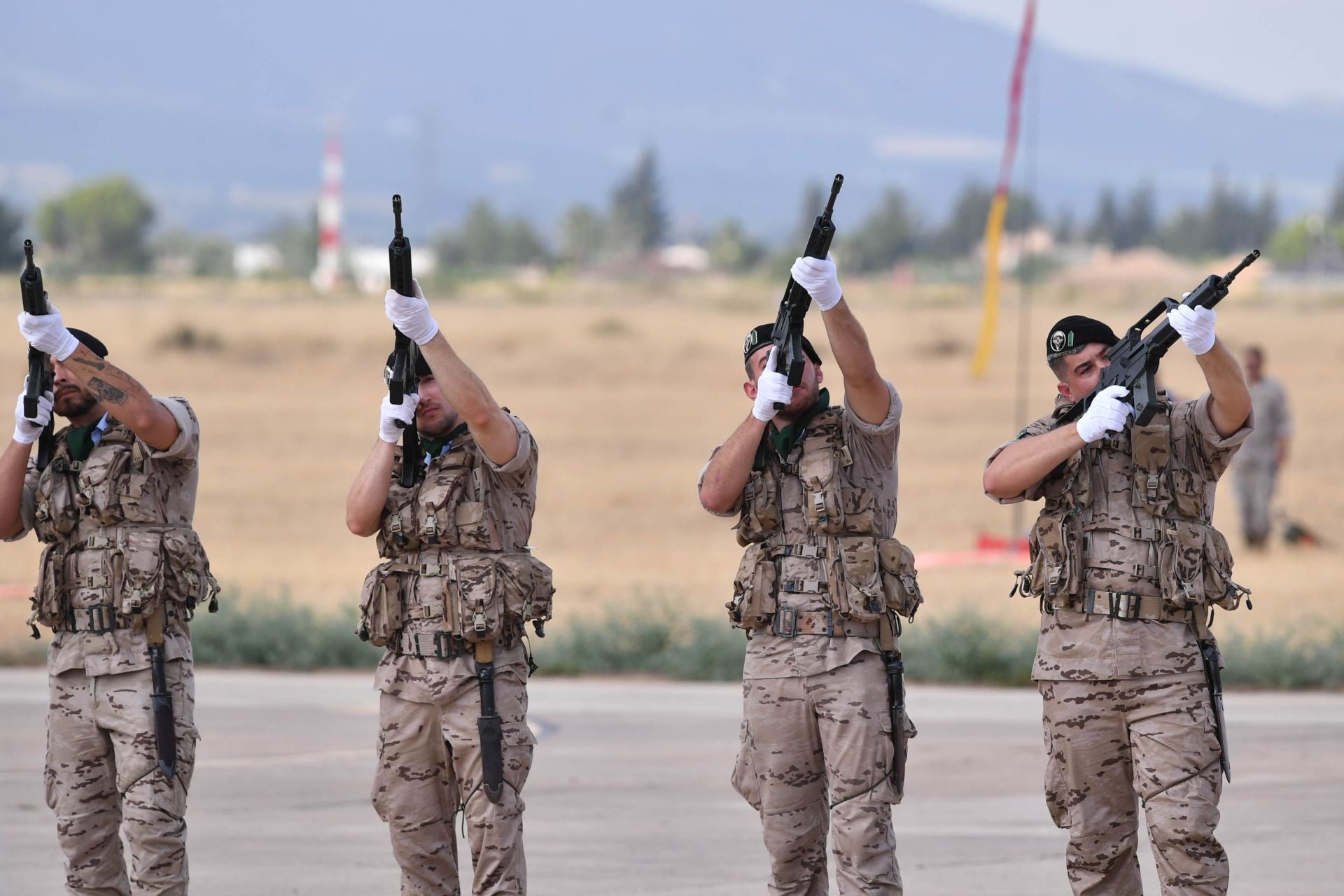 El cambio de mando en la Jefatura del Escuadrón de Zapadores Paracaidistas en la Base Aérea de Alcantarilla, en imágenes