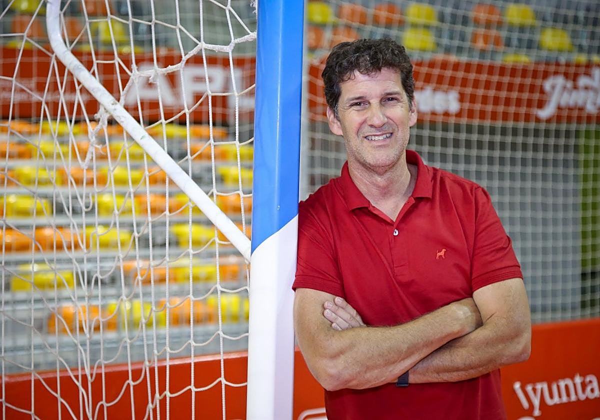 Eduardo Sao Thiago, Duda, posa para LA VERDAD sonriente en su vuelta al Palacio de los Deportes de Cartagena tras el periodo de vacaciones.