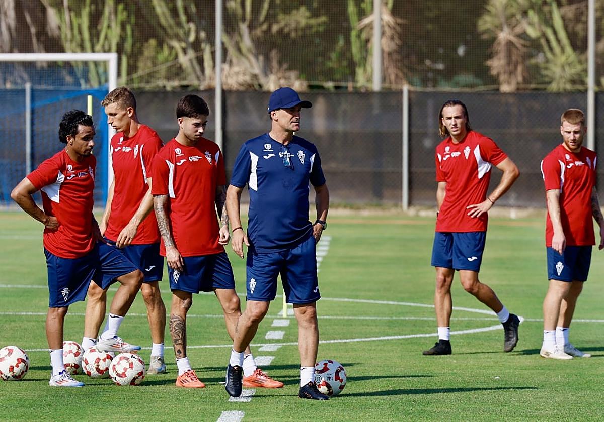 Joseba Etxeberria, en primer término, junto al centrocampista Joao Pedro Palmberg, en un entrenamiento del Real Murcia en Pinatar Arena.