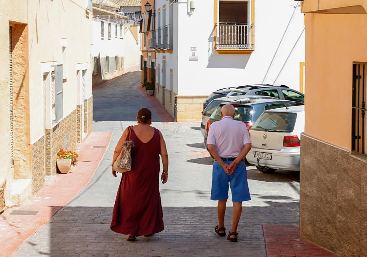 Dos vecinos pasean por una de las pedanías altas de Lorca.