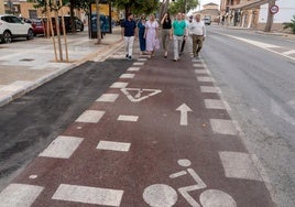 La alcaldesa, con su concejal de distrito, vecinos, técnicos y contratistas, camina por un tramo del nuevo carril bici.