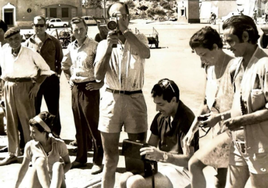 Pura Ramos (segunda por la derecha) junto a su esposo Jesús de la Serna (sentado), Salvador Jiménez (de pie a su izquierda) y Miguel Pérez Calderón (tras la cámara) preparando un reportaje sobre Águilas, hacia 1970.