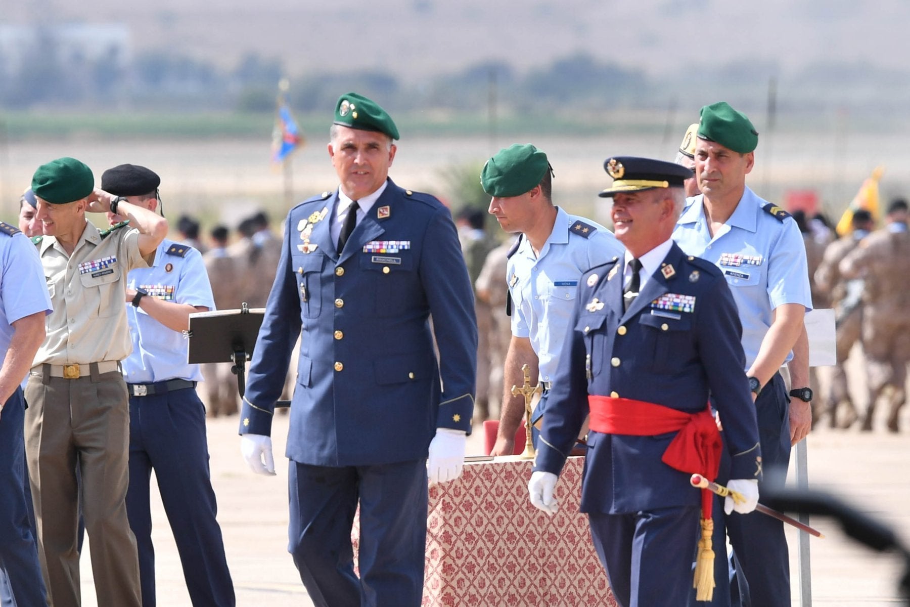 El teniente coronel Ramonell, en el centro de la imagen, con el general Vázquez.
