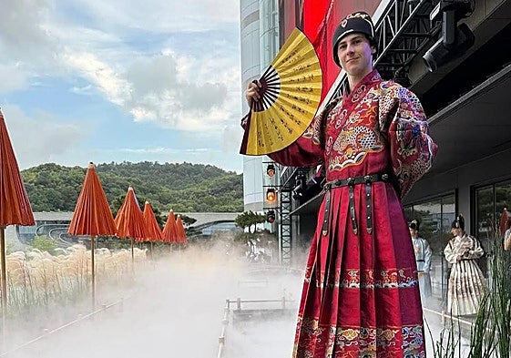 Máximo Quiles, vestido con un típico traje chino en sus vacaciones.