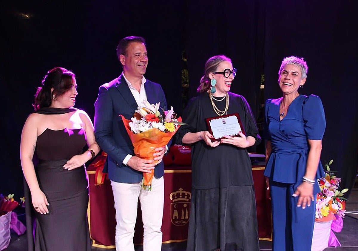 Noelia Ibáñez, pregonera de las fiestas en honor a San Bartolomé 2025, junto a la alcaldesa de Beniel, Mari Carmen Morales, y el consejero de Presidencia, Acción Exterior y Portavocía del Gobierno regional, Marcos Ortuño, el pasado sábado.