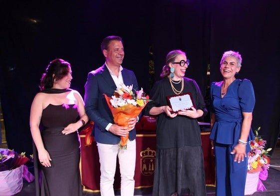 Noelia Ibáñez, pregonera de las fiestas en honor a San Bartolomé 2025, junto a la alcaldesa de Beniel, Mari Carmen Morales, y el consejero de Presidencia, Acción Exterior y Portavocía del Gobierno regional, Marcos Ortuño, el pasado sábado.