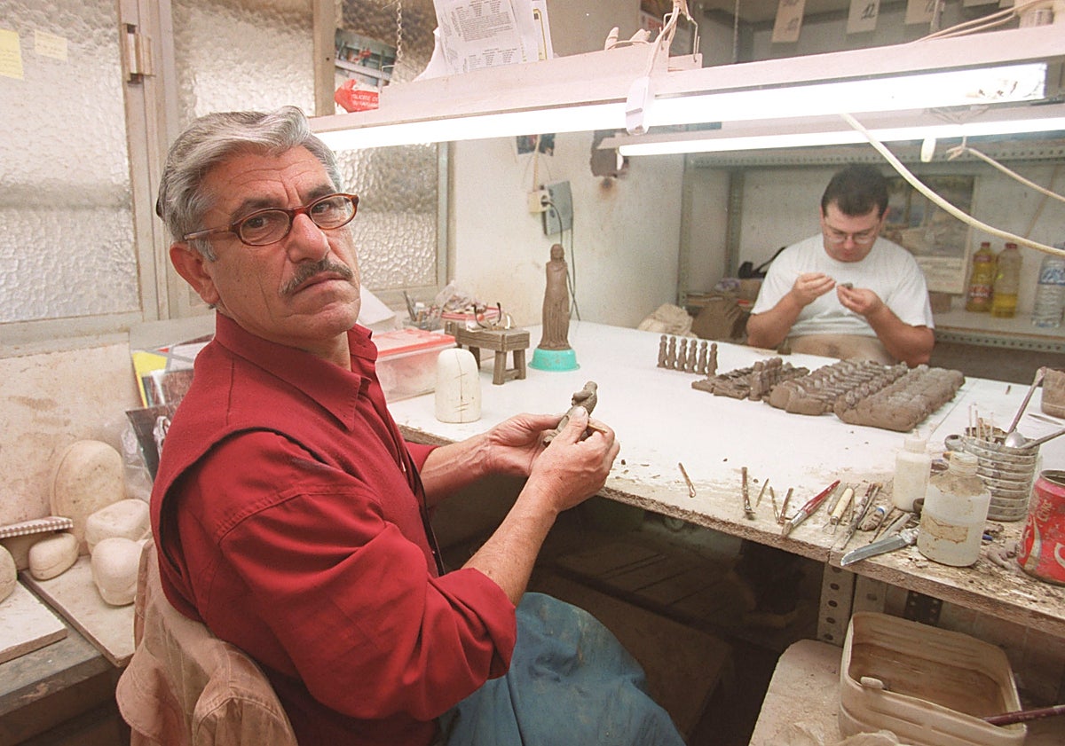 Imagen principal - Jesús Griñán creando figuras de belén en su taller y en una inauguración del belén de El Corte Inglés. 
