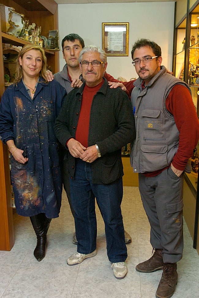 Jesús Griñán arropado por sus hijos José, Manuel y María Jesús, en una imagen de 2007.
