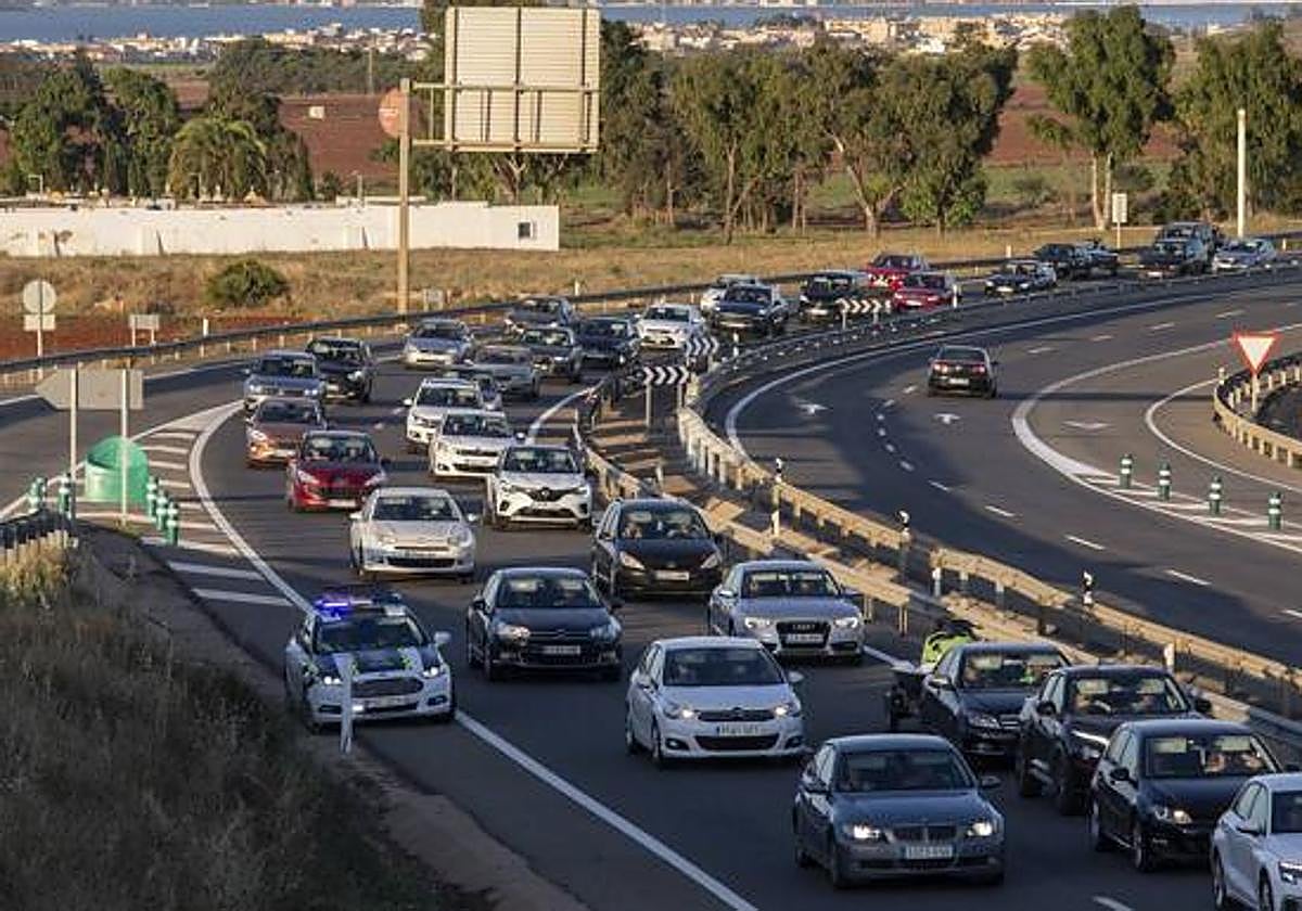 Imagen de archivo de atascos en la vía rápida de La Manga.
