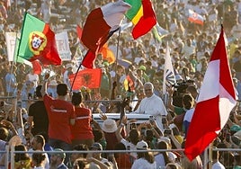El Papa León XIV, rodeado de fieles, el sábado 2 de agosto en la Jornada Mundial de la Juventud, en Roma.