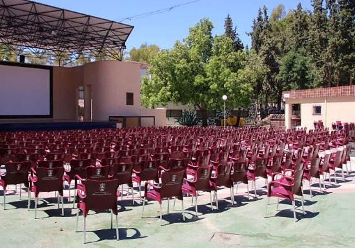 El auditorio municipal, que será derribado en las próximas semana y donde se proyectaba construir el balneario.