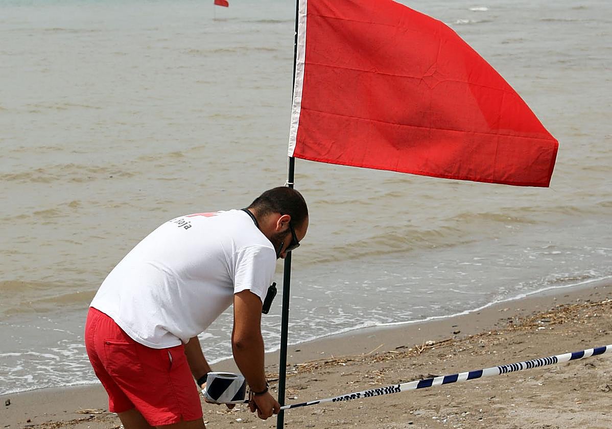 Una bandera roja en una playa de Águilas, en una imagen de archivo.