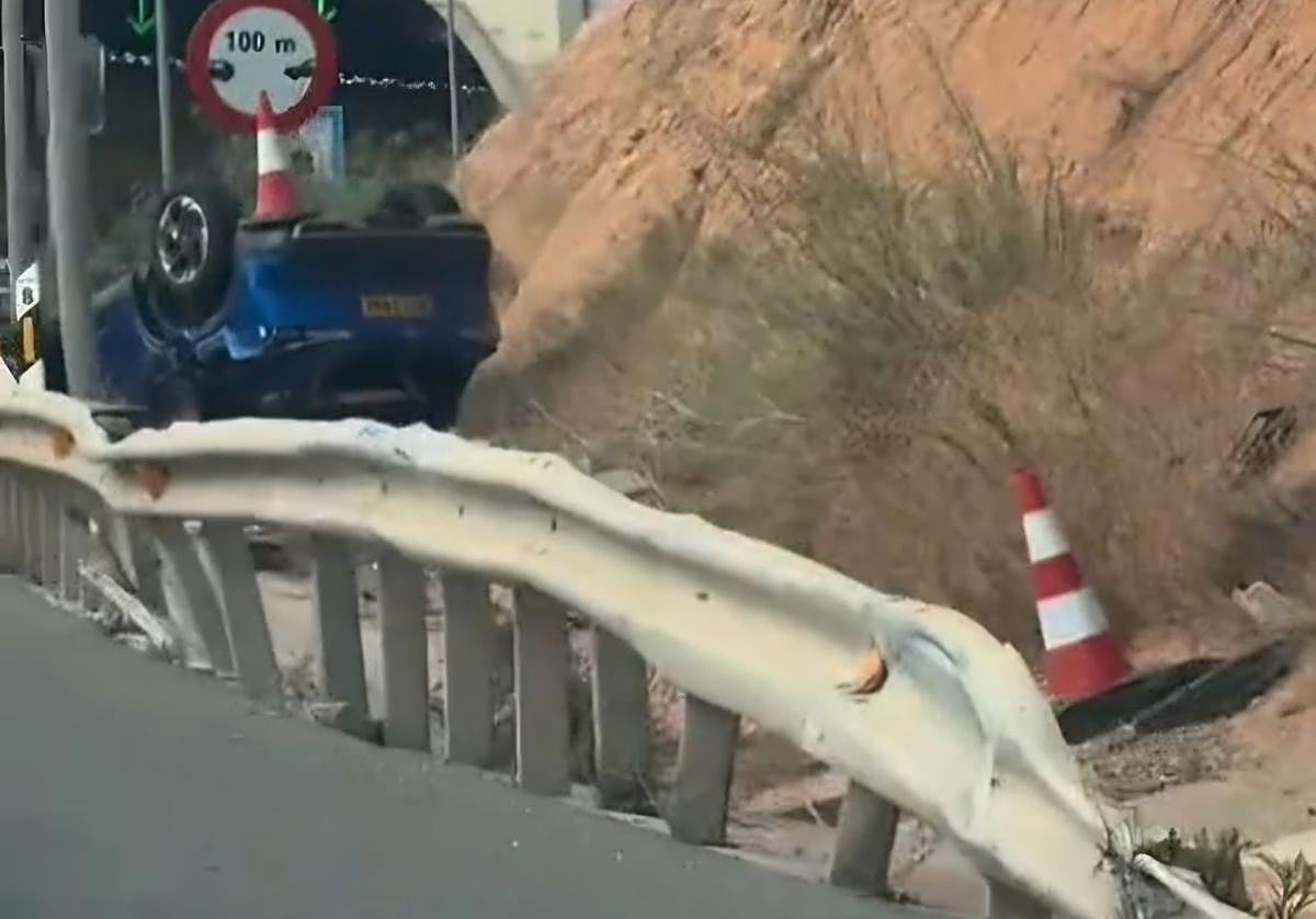 El coche volcado en el lugar del accidente.