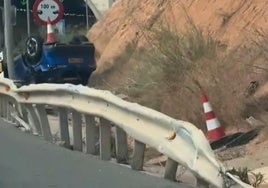 El coche volcado en el lugar del accidente.