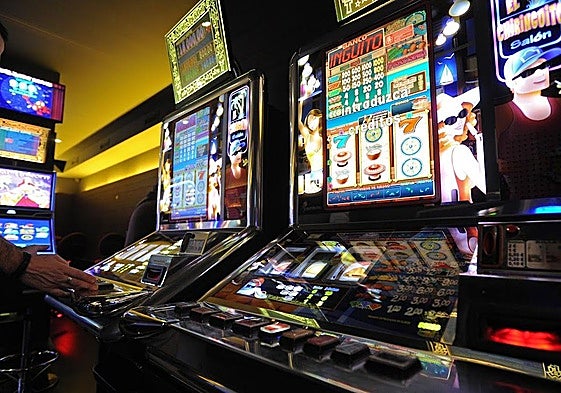 Un hombre juega en una máquina tragaperras.