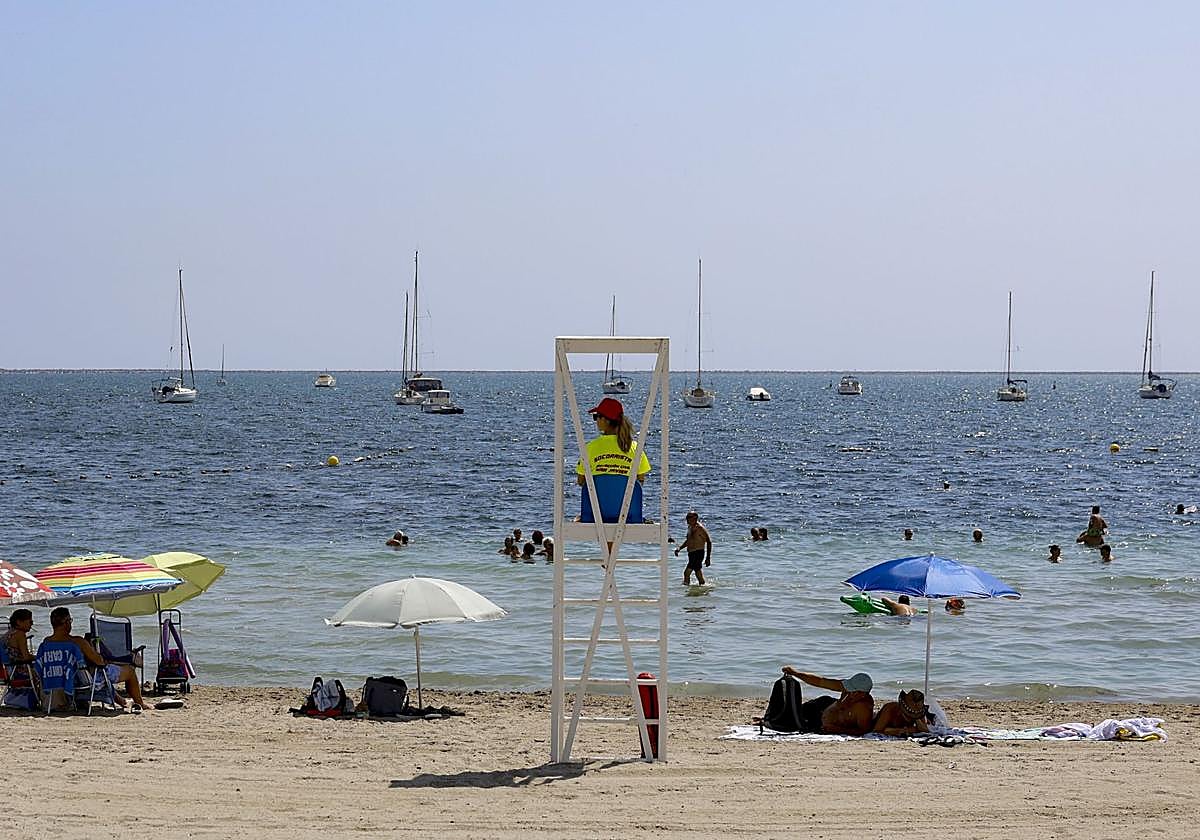 Una socorrista en una playa del Mar Menor, este verano.