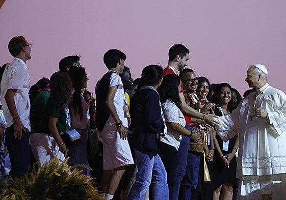 El Papa León XIV saluda a unos jóvenes durante la vigilia de oración del pasado sábado en Tor Vergata.