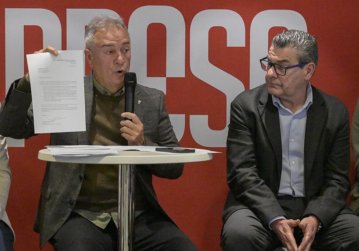 Felipe Moreno, el pasado mes de marzo, mostrando documentos relativos a la situación jurídica del Real Murcia.