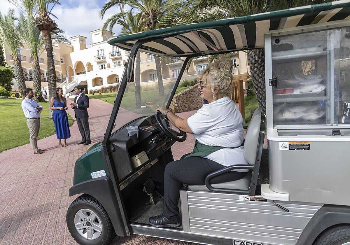 Un carrito eléctrico del hotel circula cerca de Martínez, la consejera y el director del Grand Hyatt.