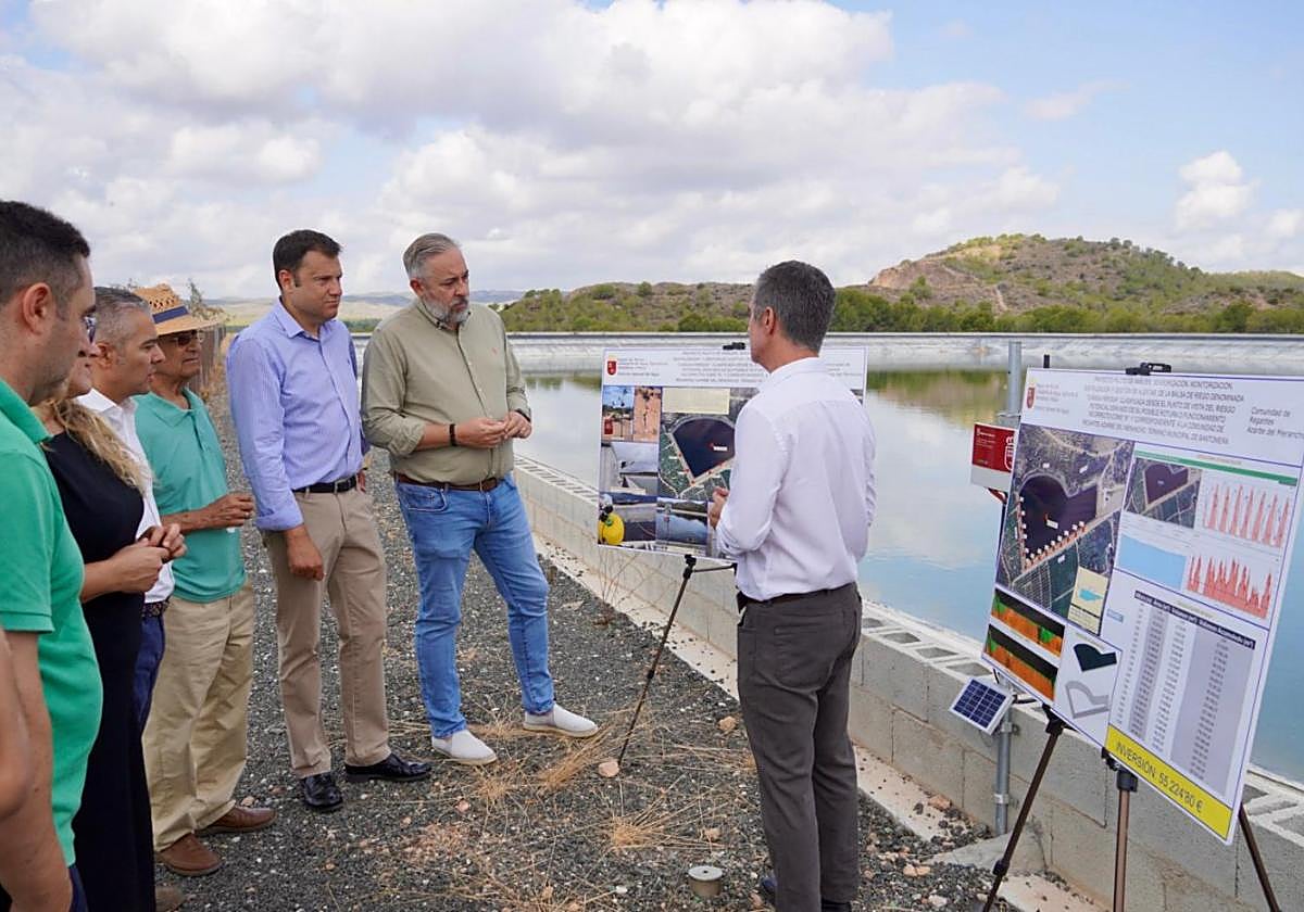 El director general del Agua, José Sandoval, junto al alcalde, este lunes.