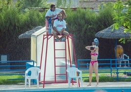 Socorristas. Torre del responsable del baño seguro, en la piscina de Santomera (1999).