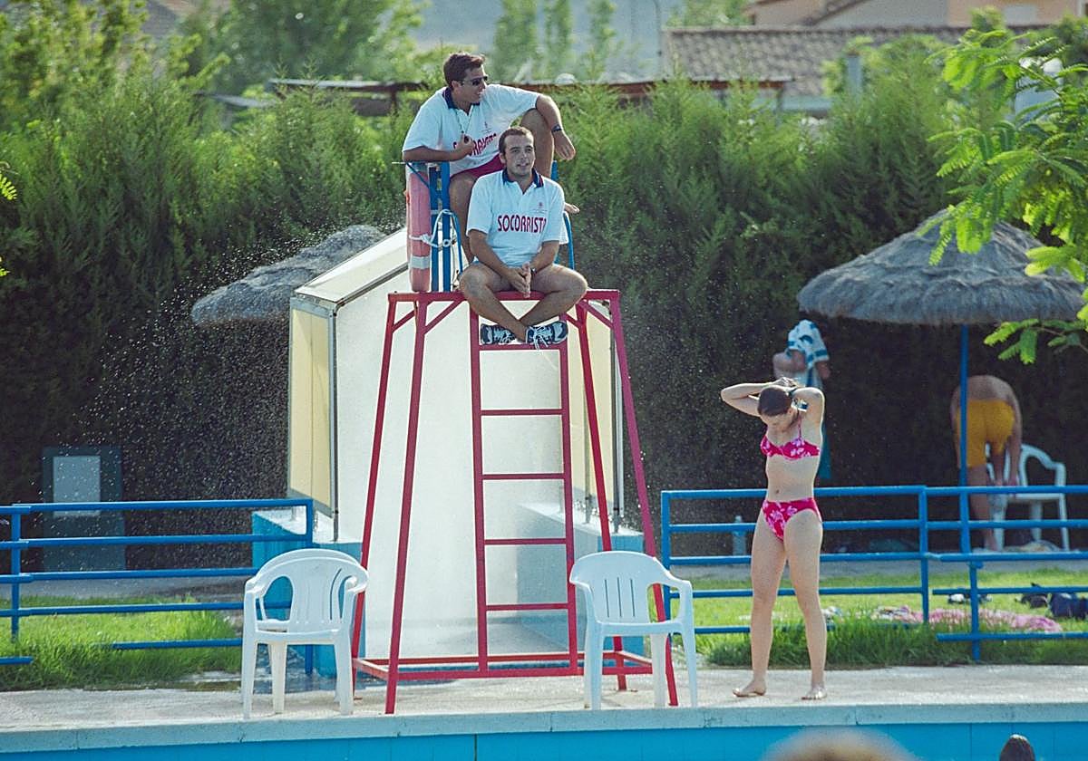 Socorristas. Torre del responsable del baño seguro, en la piscina de Santomera (1999).