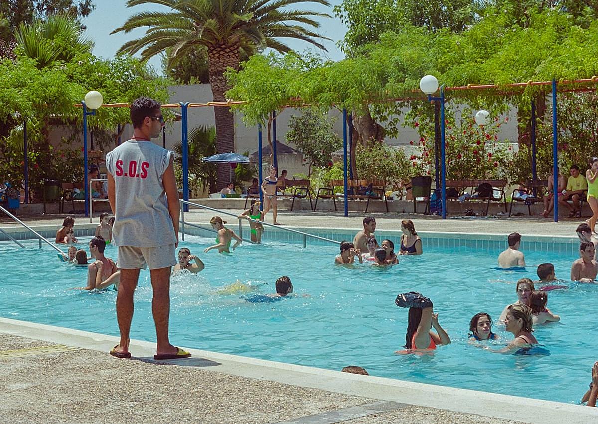 Imagen secundaria 1 - 1. Espinardo. Bañistas en las instalaciones de Espinardo, en Murcia (1999). 2. Campamentos. Participantes de una escuela de verano, en la piscina Murcia Parque (julio de 1999). 3. Balnearios. Imagen tomada en la inauguración de la piscina de Fortuna-Leana (9-07-1999).