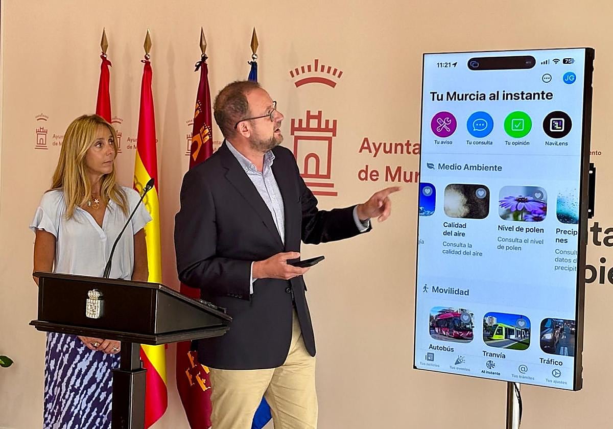 José Guillén y Pilar Torres muestran la actualización de la app Tu Murcia, este martes.