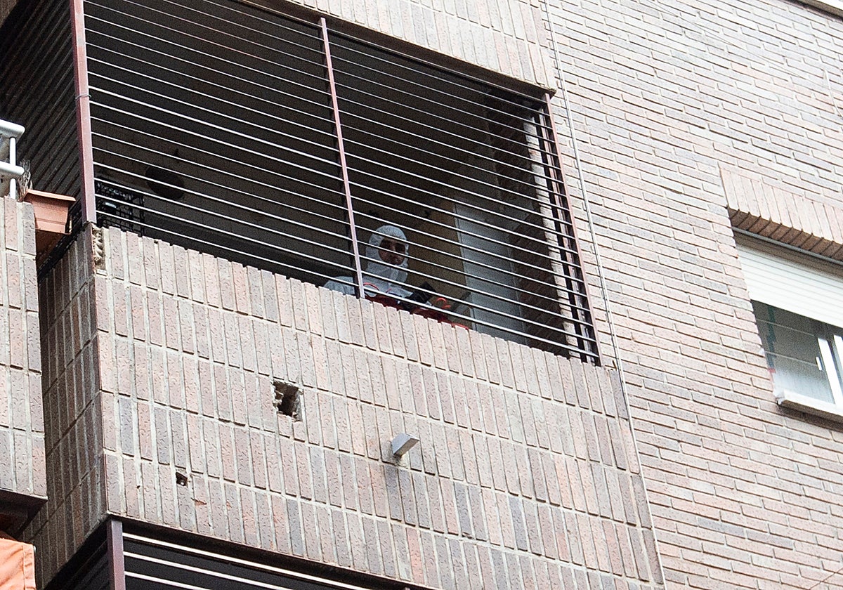 Un agente del servicio de Criminalística de la Guardia Civil, inspeccionaba el lunes el piso donde se halló el cadáver.