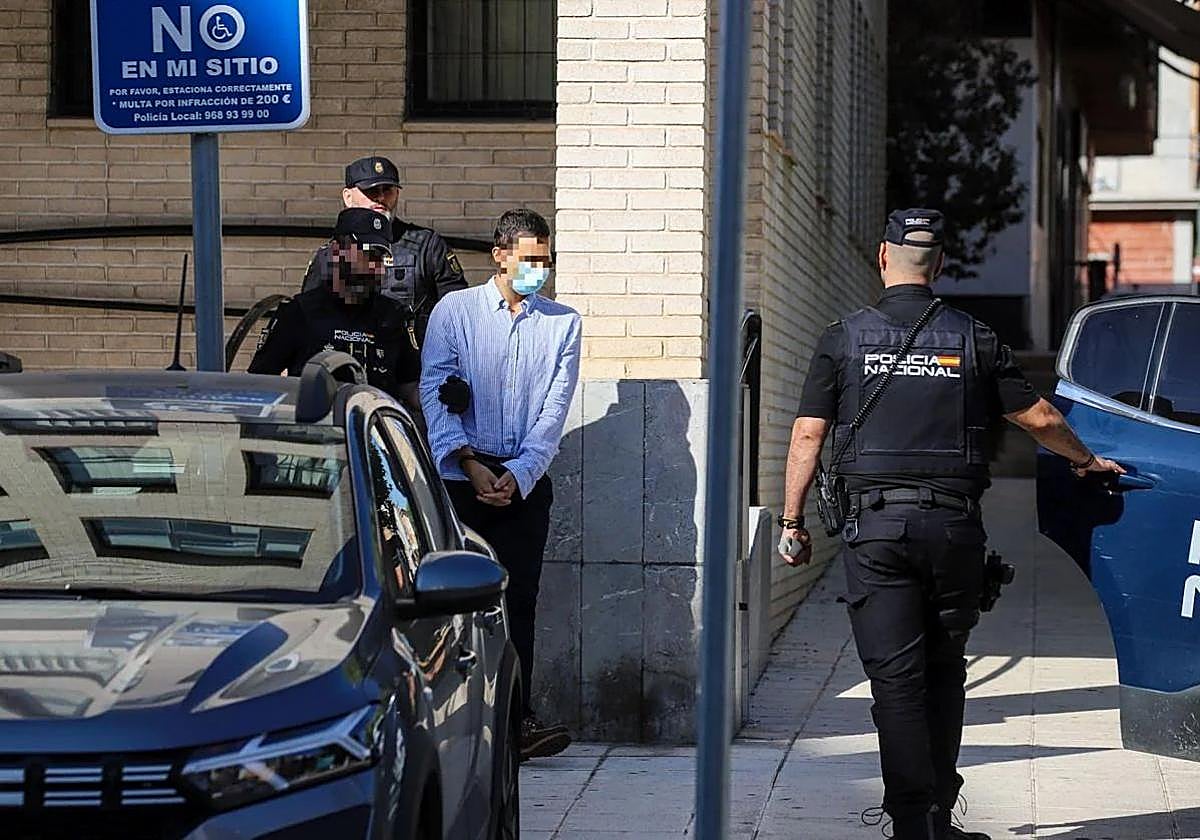 El hijo del comerciante de Molina, trasladado por los agentes, tras ser detenido.