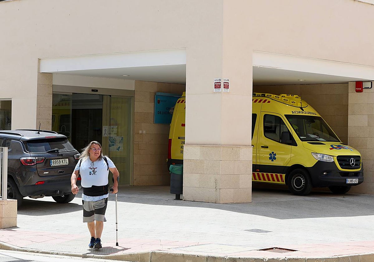 Ambulancia de la UME en los accesos al centro de salud de Fortuna, este miércoles.