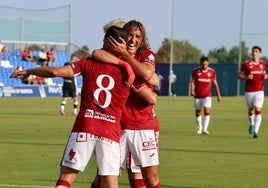 Benito abraza a Schalk, de espaldas, tras el 1-0 grana.